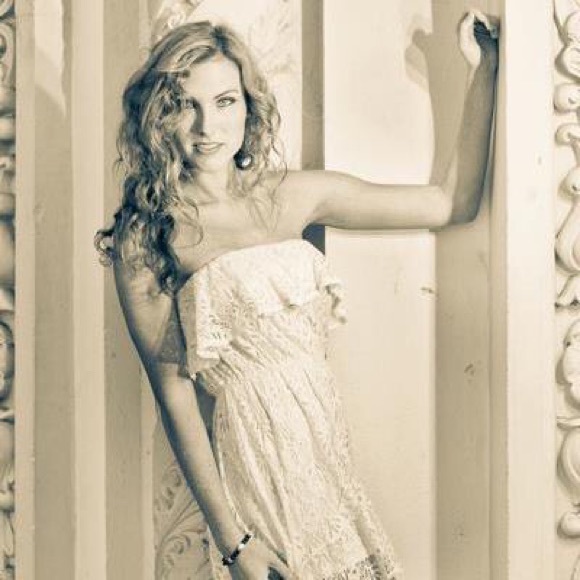 Meet your Posher, Hailey - Picture 1 of 1